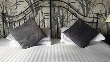 Standard-Doppelzimmer (The Wotter Room) | Bügeleisen/Bügelbrett, Bettwäsche