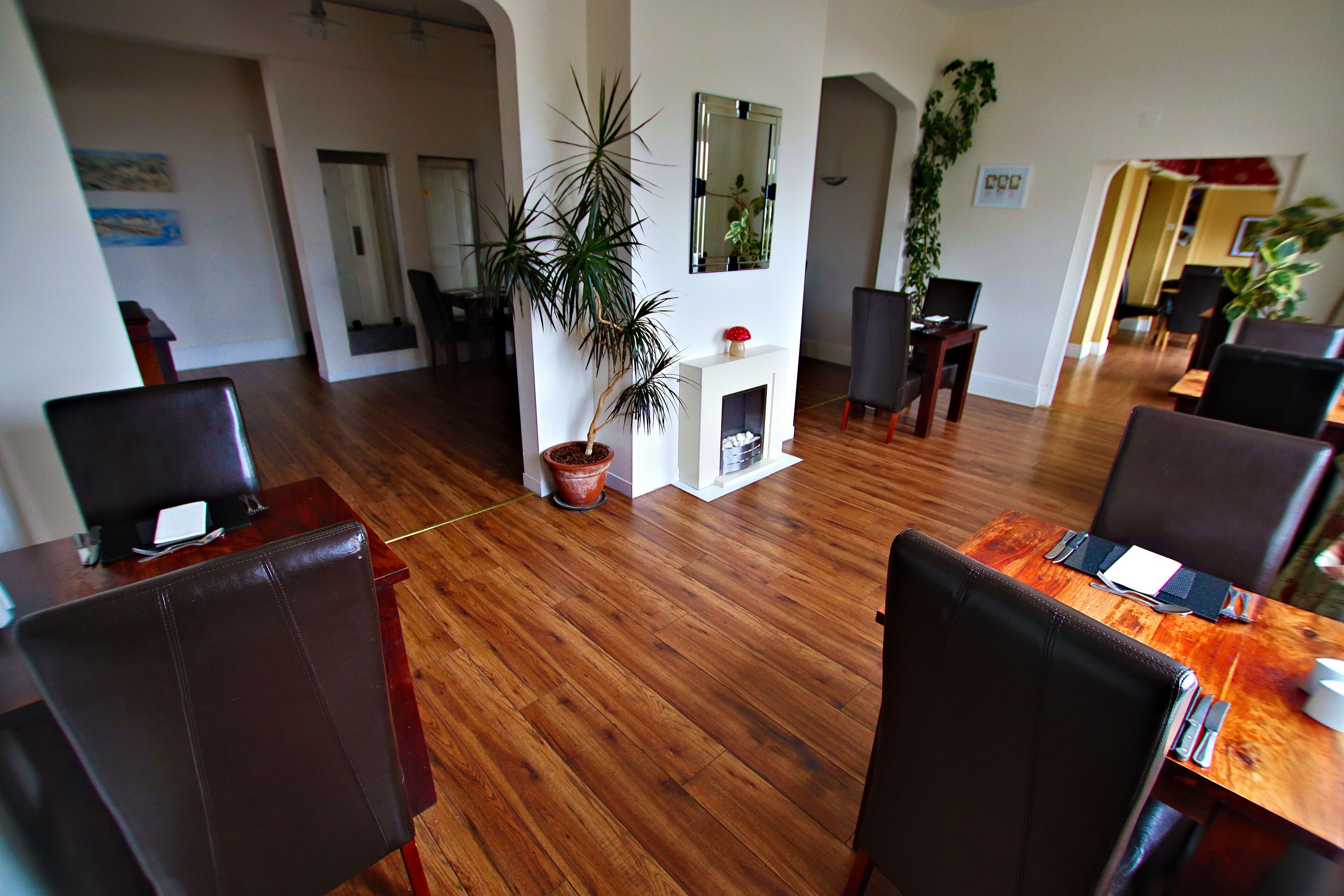 lunch and dinner served