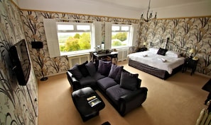 Habitación doble estándar (The Wotter Room) | Tabla de planchar con plancha y ropa de cama