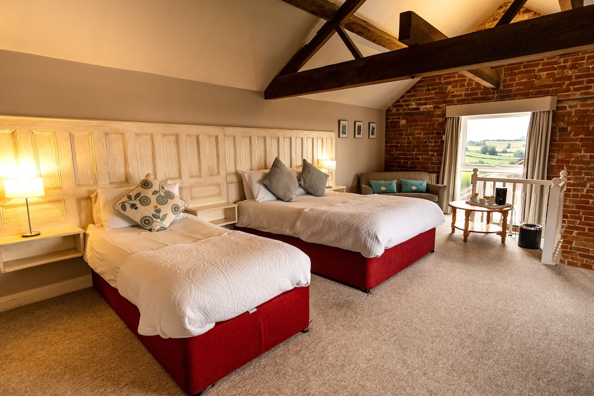 twin room | premium bedding, in-room safe, individually decorated, desk