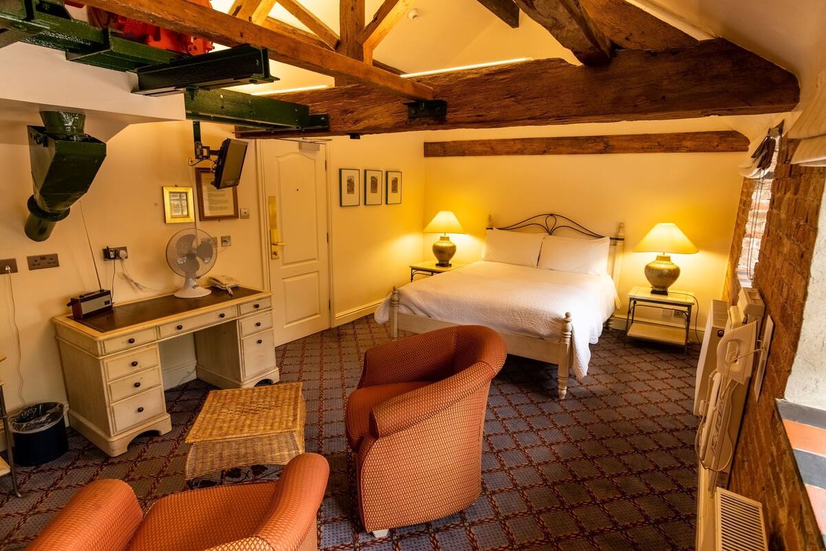 double room | premium bedding, in-room safe, individually decorated, desk