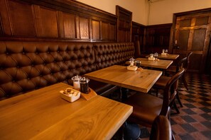 Petit déjeuner et dîner servis sur place, spécialités Cuisine locale