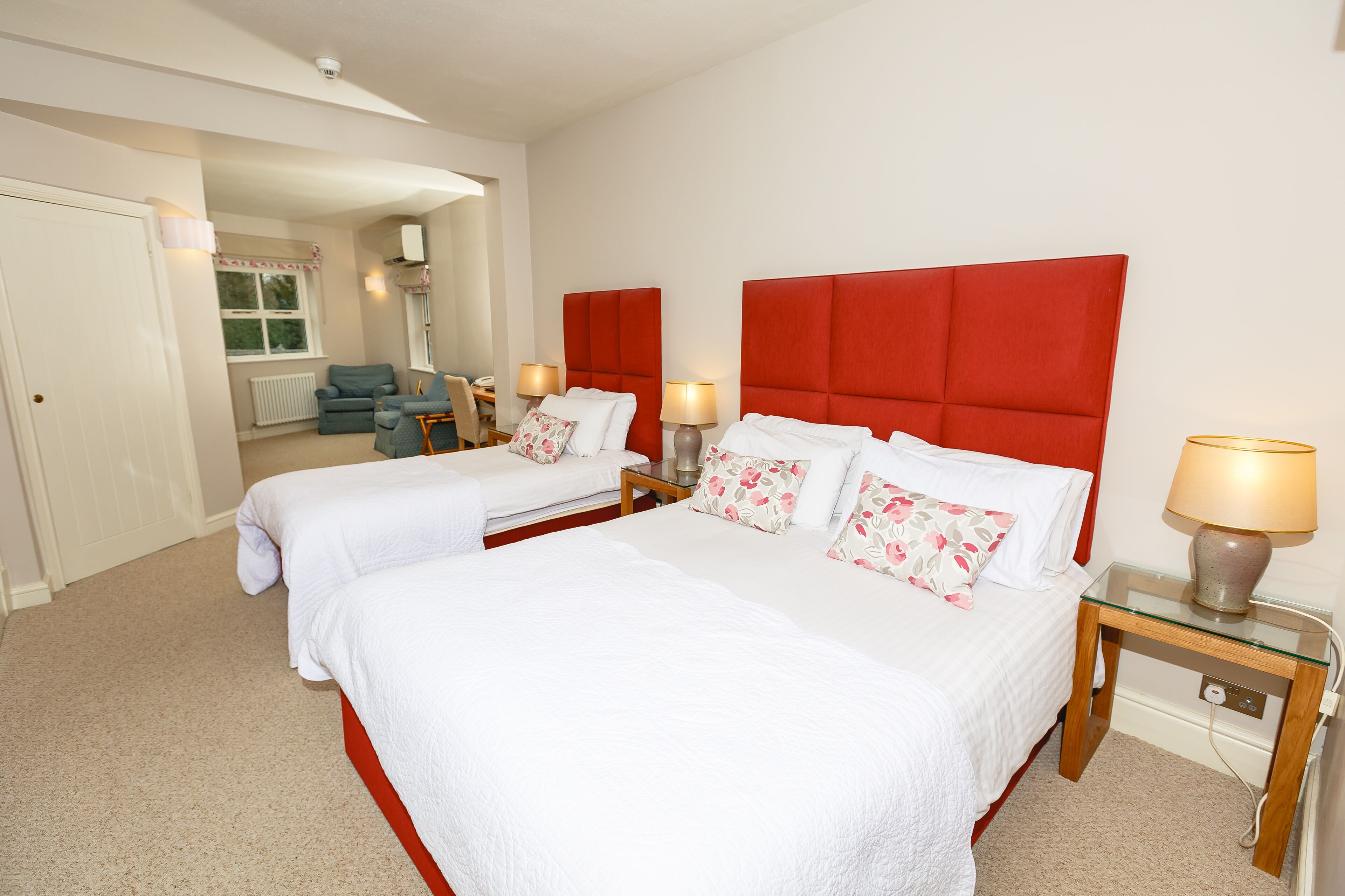 twin room | premium bedding, in-room safe, individually decorated, desk