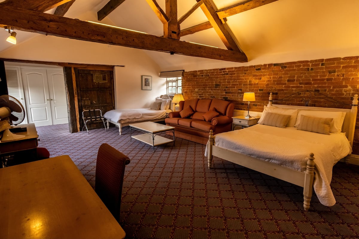 twin room | premium bedding, in-room safe, individually decorated, desk