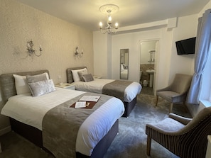 Twin Room | Iron/ironing board, free WiFi, bed sheets - Lynton House (Llandudno)
