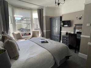 Deluxe Room, 1 King Bed, Partial Sea View