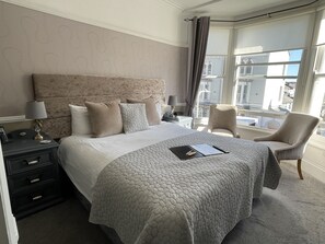 Rom – deluxe, 1 kingsize-seng, delvis sjøutsikt | Strykejern/-brett, wi-fi (inkludert) og sengetøy