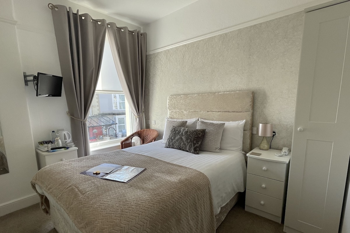 Tabla de planchar con plancha, wifi gratis y ropa de cama