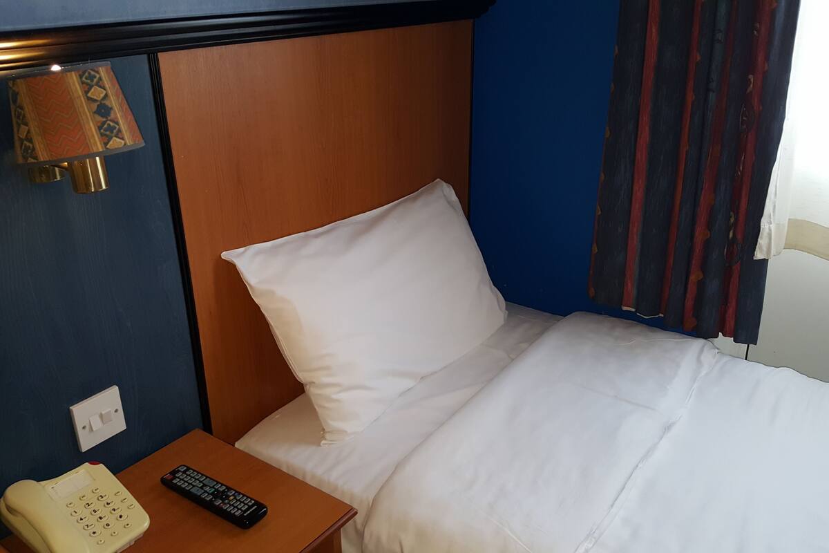 Single Room | Desk, iron/ironing board, bed sheets