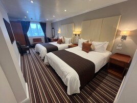 Caja de seguridad en la habitación y escritorio 