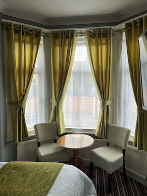 Chambre Double, 1 lit double | Coffres-forts dans les chambres, bureau, fer et planche à repasser
