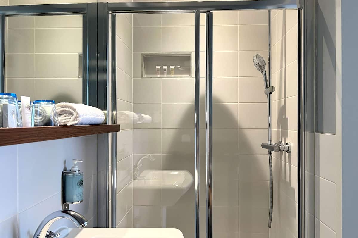 room (cosy, small) | bathroom | free toiletries, hair dryer, towels