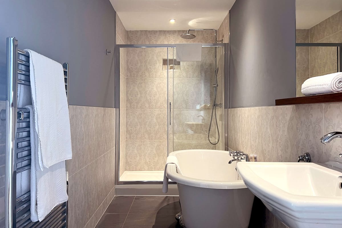 junior suite | bathroom | free toiletries, hair dryer, towels