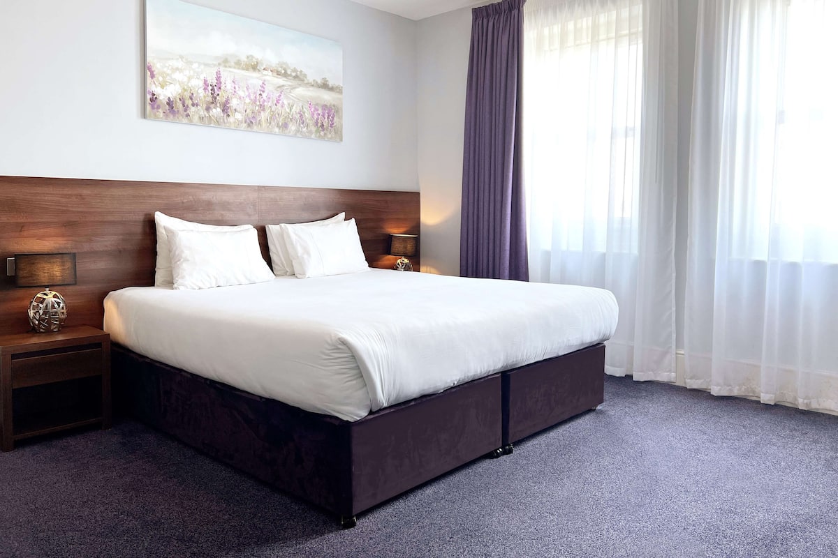 Habitación (Cosy, Small) | Ropa de cama de alta calidad y caja de seguridad en la habitación