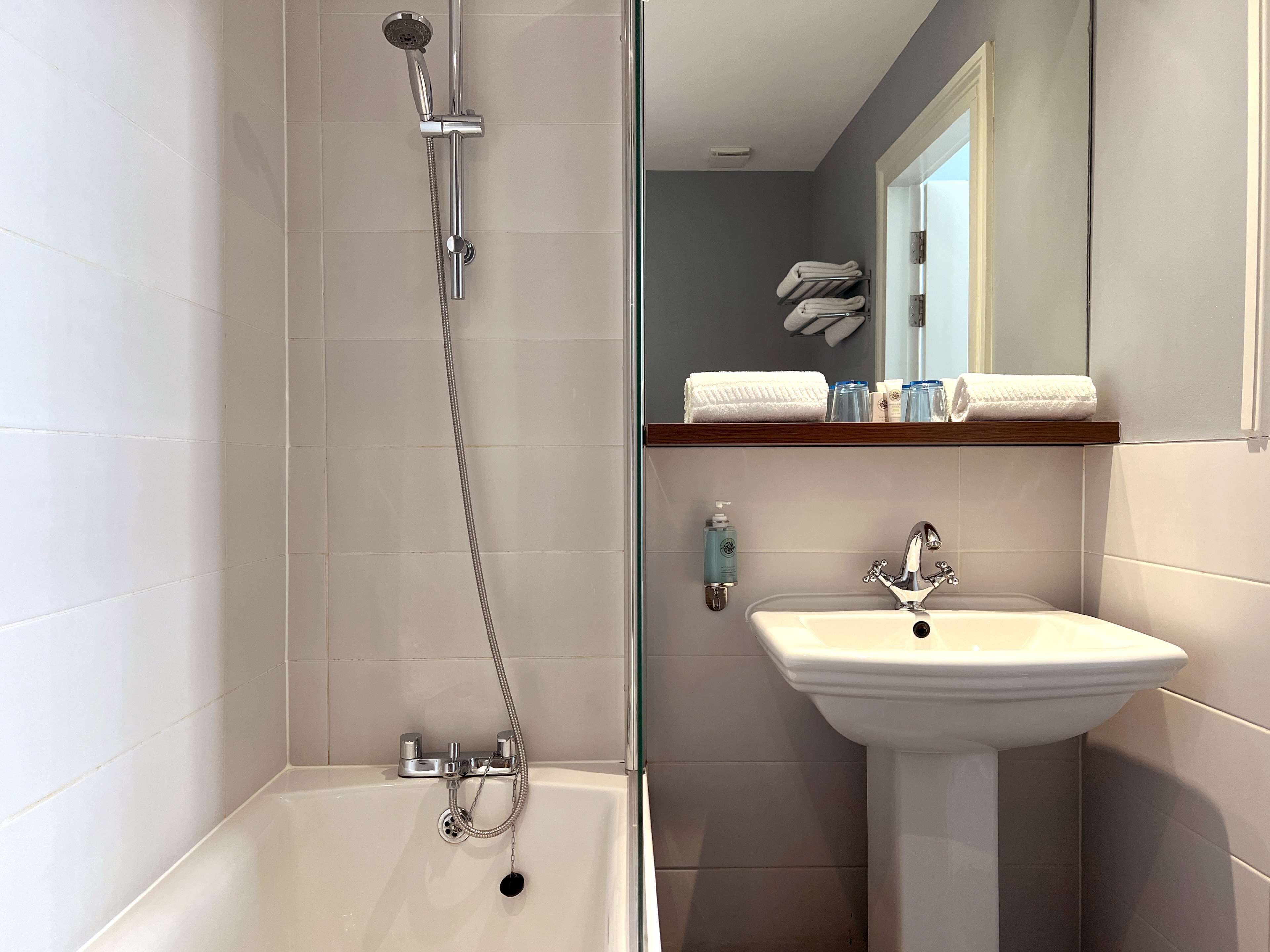 standard room | bathroom | free toiletries, hair dryer, towels