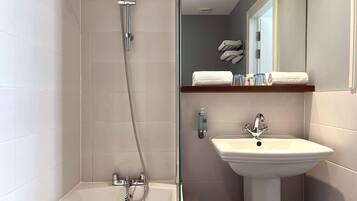 Un baño moderno con bañera, lavabo y ducha.