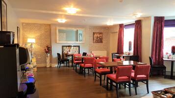 Desayuno a la carta diario (GBP 15 por persona)