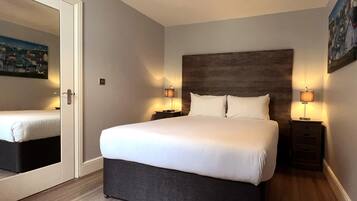 Ropa de cama de alta calidad y caja de seguridad en la habitación