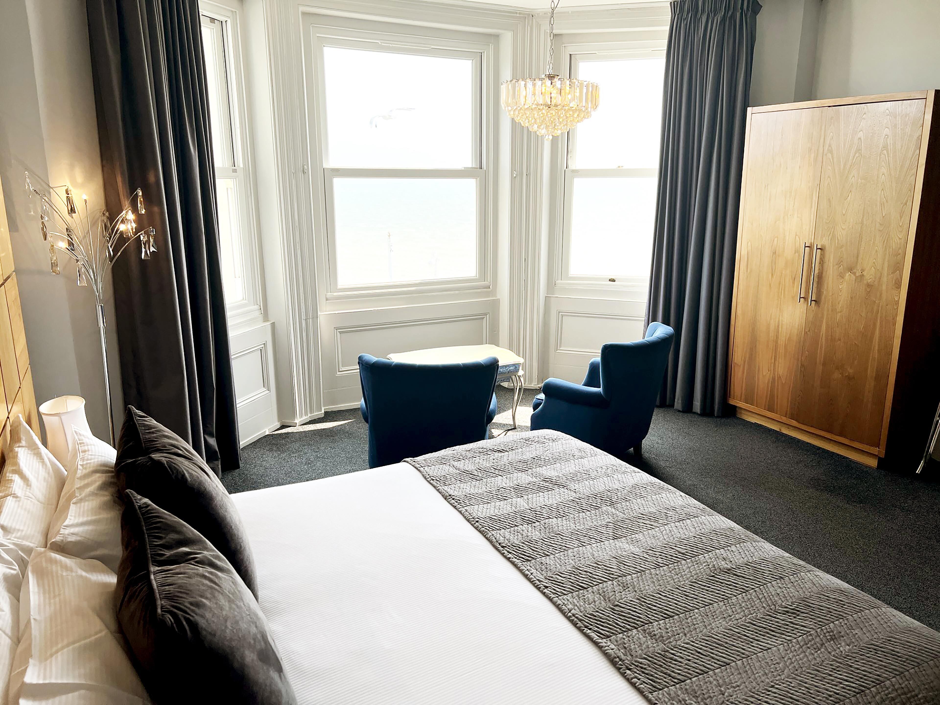 Junior Suite | Premium bedding, in-room safe, desk, iron/ironing board