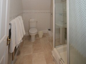 Suite estándar, baño privado (2 Adults & 1 Child) | Baño