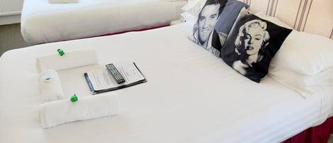 Tabla de planchar con plancha, wifi gratis y ropa de cama
