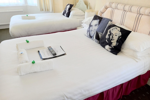 Tabla de planchar con plancha, wifi gratis y ropa de cama