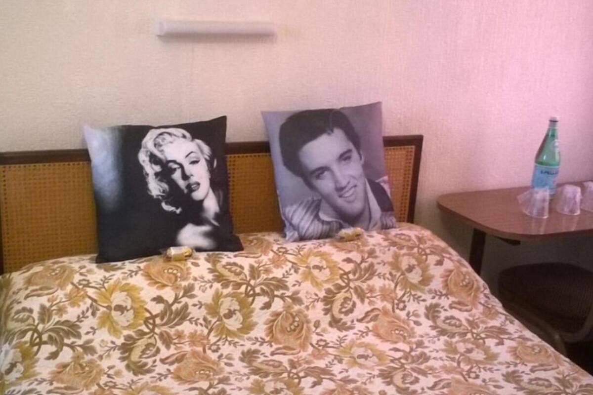 Tabla de planchar con plancha, wifi gratis y ropa de cama