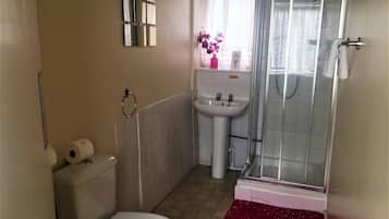 Zweibettzimmer, eigenes Bad (Small - External bathroom) | Badezimmer | Kostenlose Toilettenartikel, Haartrockner, Handtücher