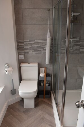 Deluxe-Zimmer | Badezimmer | Dusche, kostenlose Toilettenartikel, Haartrockner, Handtücher