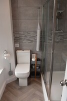 Deluxe Room | Bathroom | Shower, free toiletries, hair dryer, towels
