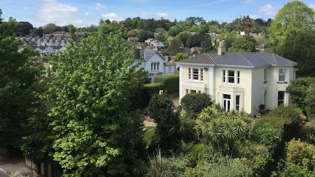 A residential area with houses surrounded by lush greenery and trees. - Acorn Lodge (Torquay)