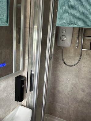 Einzelzimmer | Badezimmer | Dusche, kostenlose Toilettenartikel, Haartrockner, Handtücher
