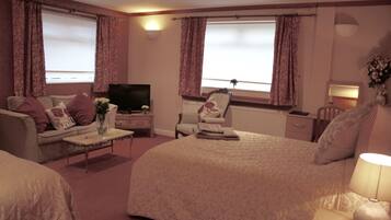 Kolmen hengen perhehuone | Työpöytä, silitysrauta/-lauta, ilmaiset vauvansängyt, ilmainen Wi-Fi