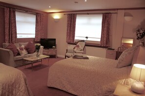 Family Triple Room | Desk, iron/ironing board, free cots/infant beds, free WiFi