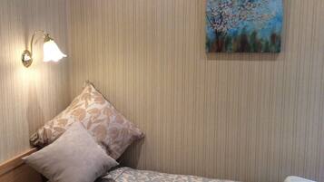 Yhden hengen tavanomainen huone, 1 yhden hengen sänky | Työpöytä, silitysrauta/-lauta, ilmaiset vauvansängyt, ilmainen Wi-Fi