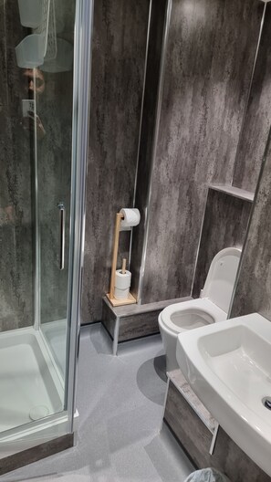 Habitación cuádruple básica (Ensuite) | Baño | Artículos de higiene personal gratuitos y toallas