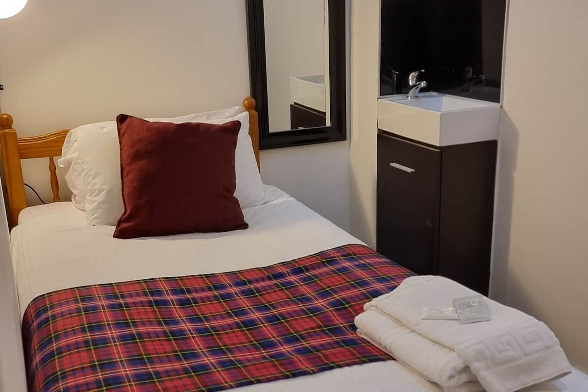 Single Room (Shared Bathroom) | Desk, iron/ironing board, free WiFi, bed sheets