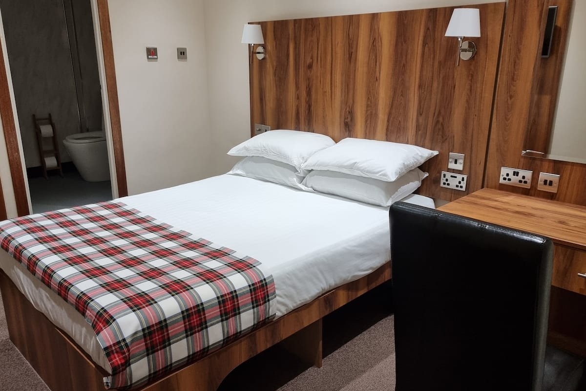 Habitación doble (Ensuite) | Escritorio, tabla de planchar con plancha, wifi gratis y ropa de cama