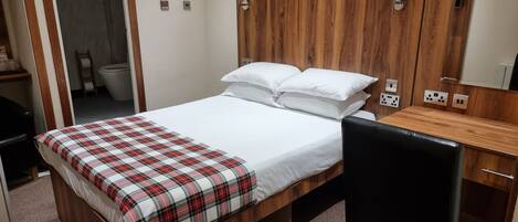 ダブルルーム (Ensuite) | デスク、アイロン / アイロン台、WiFi (無料)、ベッドシーツ