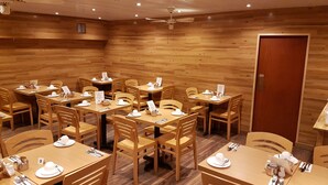 朝食 (オーダー形式)、毎日提供 (有料)