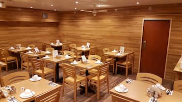Daily cooked-to-order breakfast (GBP 9 per person)