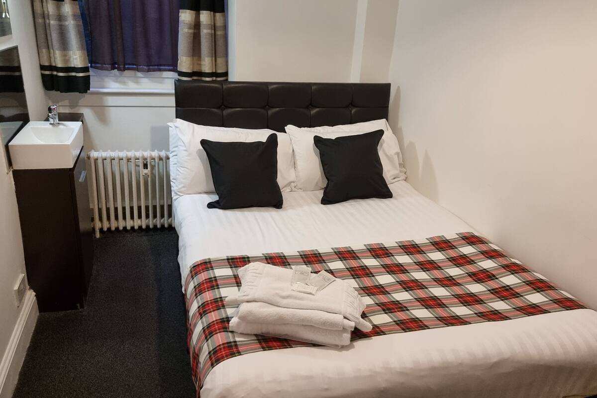 Double Room (Shared Bathroom) | Desk, iron/ironing board, free WiFi, bed sheets