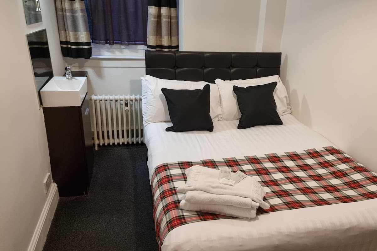 Habitación doble (Shared Bathroom) | Escritorio, tabla de planchar con plancha, wifi gratis y ropa de cama