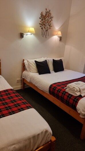 Triple Room (Ensuite) | Desk, iron/ironing board, free WiFi, bed sheets - The Hampton Court Guesthouse (Glasgow)
