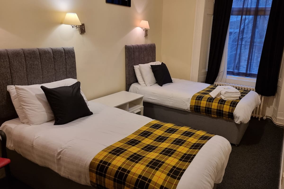 Habitación con 2 camas individuales (Ensuite) | Escritorio, tabla de planchar con plancha, wifi gratis y ropa de cama