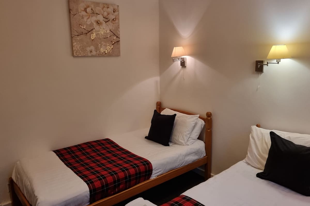 Triple Room (Ensuite) | Desk, iron/ironing board, free WiFi, bed sheets