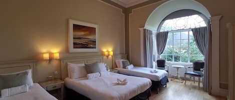 Coffre-fort, bureau, espace de travail pour ordinateurs portables