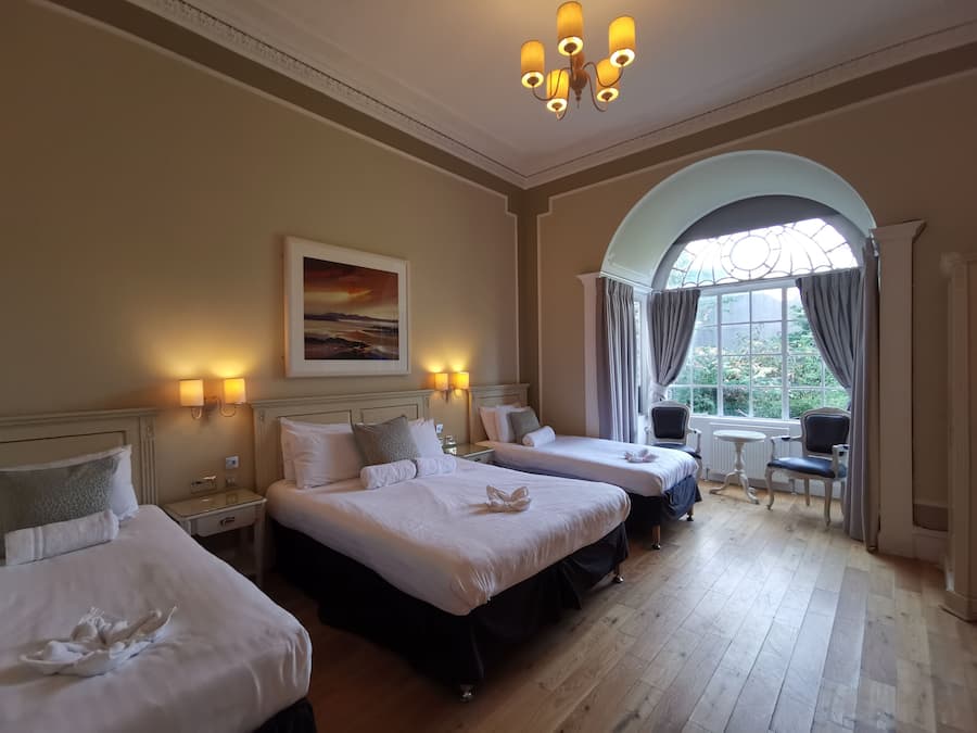 客房内保险箱、办公桌、笔记本电脑工作区、隔音