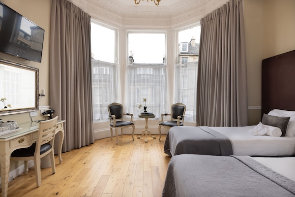 Caja de seguridad en la habitación y escritorio