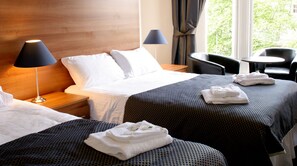 Een bureau, een strijkplank/strijkijzer, gratis babybedden